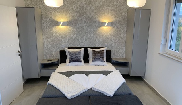Laudato ⭐️⭐️⭐️⭐️ XXL Deluxe Apartment with free Jacuzzi, Bikes & Covered Parking