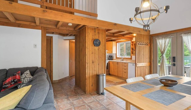 LAURA – Cozy Retreat with 4-Season Spa Val David