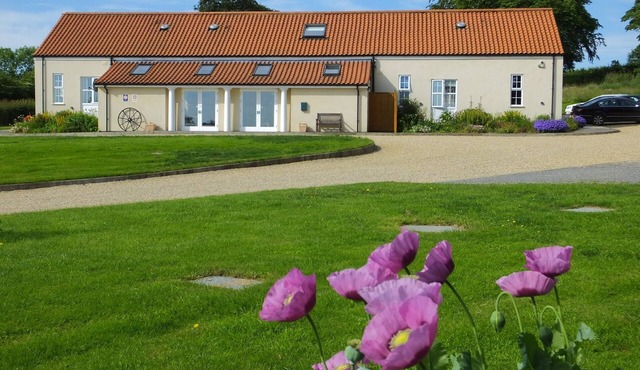 Laura's Loft - Private, romantic self-catering apartment with views for couples