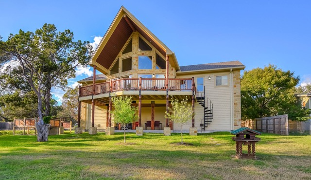 LAURA’S LODGE – BEAUTIFUL RIVER, KAYAKS, TUBES, HOT TUB - WELCOME!