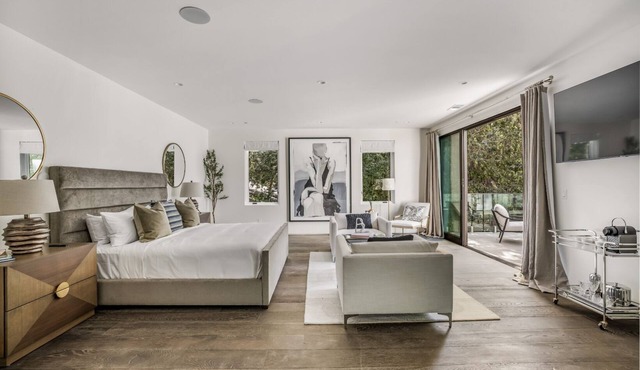 Laurel Canyon - Architectural Modern Estate With Pool & Landscaped Garden