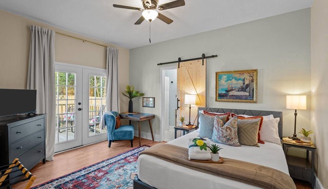 Laurel Charm is a cozy home with eclectic charm in the heart of Augusta. Featuring 3 beds 2 baths, and space to sleep up to 8 guests, it’s perfect for families, friends, and traveling professionals. Pet-friendly, just minutes from downtown Augusta.