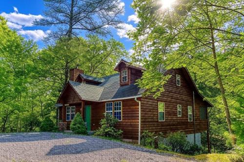 Laurel Cottage, 560 FREE tickets each paid day, Hot Tub, Pool Table!