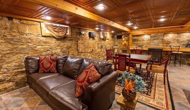 LAUREL HIGHLANDS GEM~ FALLINGWATER/OHIOPYLE ~ MEDIEVAL CHAMBER SUITE