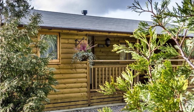 Laurel Lodge - 2 Bedroom Log Cabin - St Florence