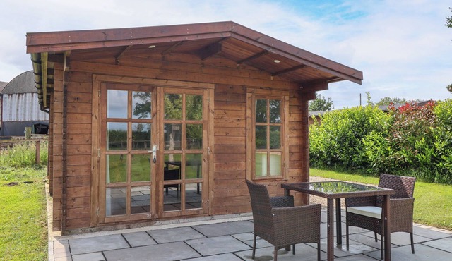 LAUREL LODGE, romantic, character holiday cottage in Strensall