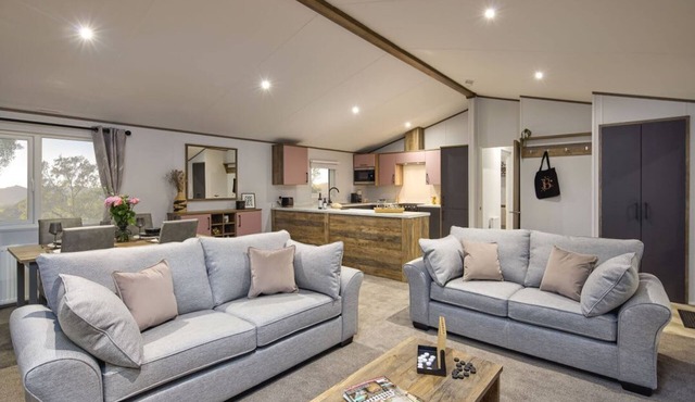 Laurel Spa, Woodland Lakes