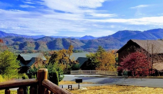 Laurel View Smart Cabin ~ Beautiful 3 Bedroom Smart Cabin with a Mtn. View!