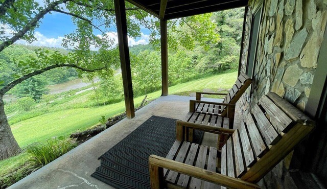 Laurel Winds - Riverfront, WIFI, Gas Fireplace, Firepit, Covered Porch, Dog Friendly