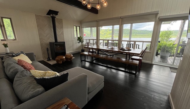 Laurentian Lakeside Cottage 55, 4-season, 5-bedroom, 3.5 bath cottage sleeps 10