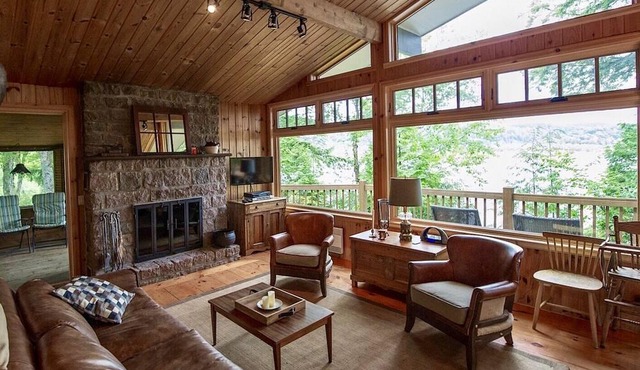 Laurentian Lakeside Cottage 53, 4-season, 3 bedroom 2 bath cottage sleeps 8