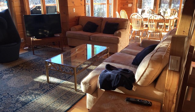 LAURENTIANS WINTER 2026-2027 SUNNY, CHARMING & SPACIOUS 4 BR LAKEFRONT CHALET