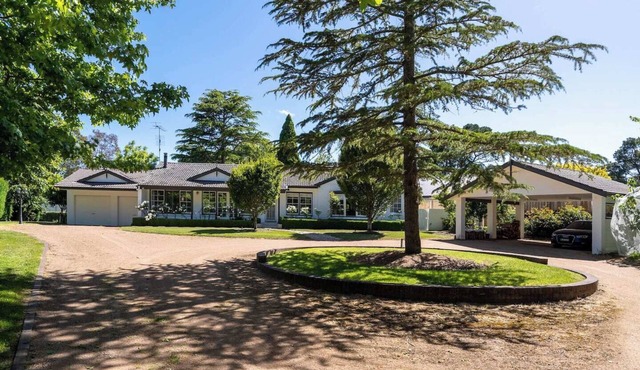 Lauretana House & Cottage -Grand Homestead w/Multiple Entertaining Areas, Pool, Moments from Bowral