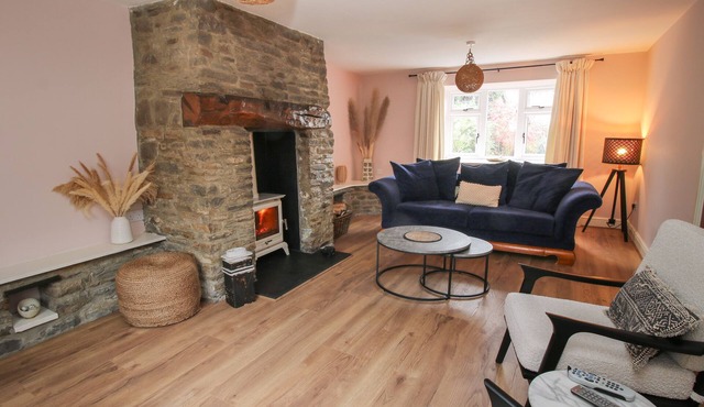 LAURGETHS HOUSE, pet friendly, with open fire in Bishop's Castle