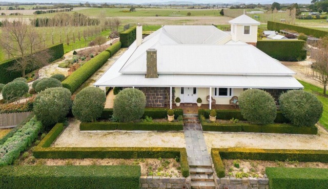 LAURISTON PARK - STYLISH KYNETON VILLA