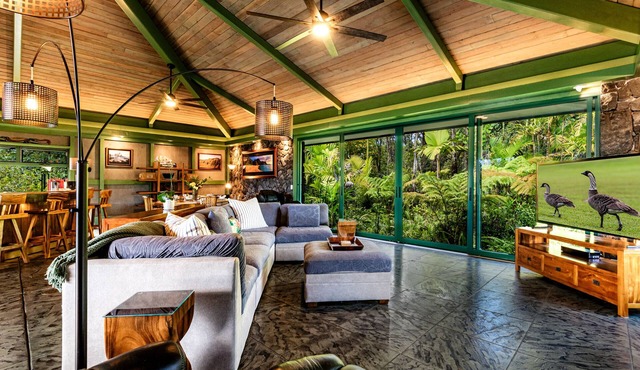 Lava Rock Retreat - Impeccable Comfort in Hilo!