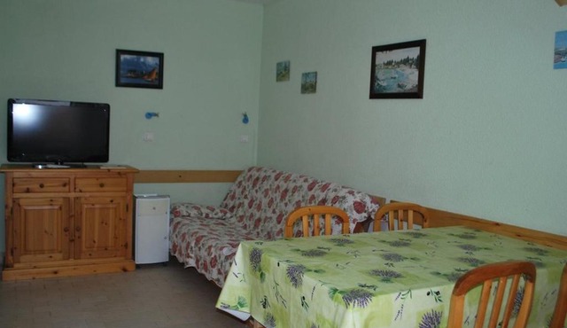 Lavandou, T2 Cabine 4 pers, à 10 m plage, parking privé, tennis, jardin - FR-1-803-68