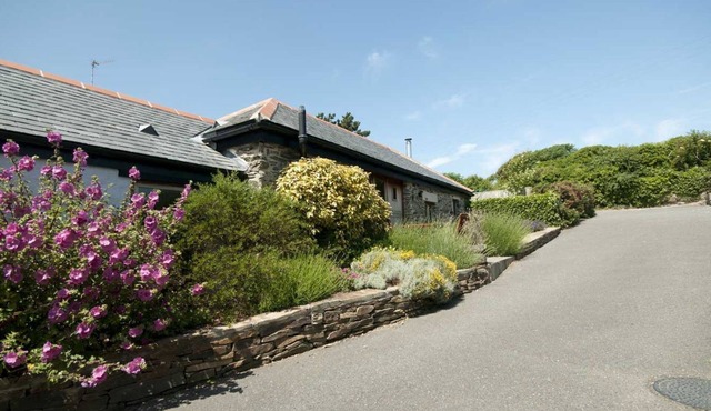 LAVENDER BARN, pet friendly, with a garden in Crantock