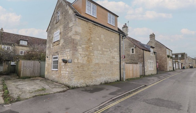 LAVENDER COTTAGE, pet friendly, with open fire in Bradford-On-Avon