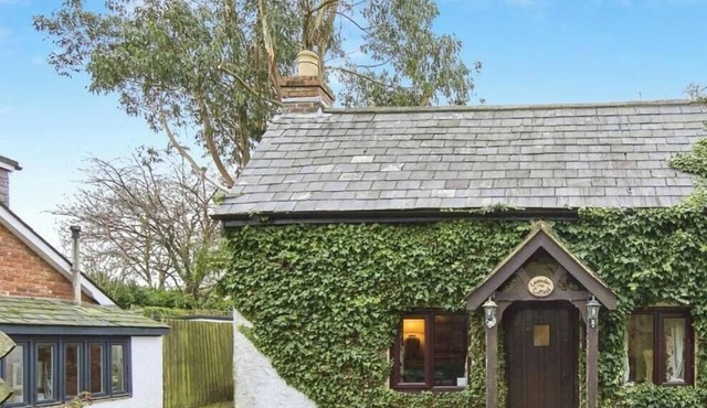 Lavender Cottage - a cottage that sleeps 5 guests in 3 bedrooms