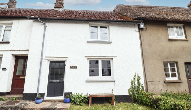 LAVENDER COTTAGE, family friendly, with open fire in South Zeal