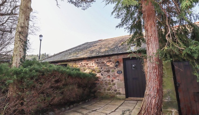 LAVENDER COTTAGE, family friendly, with pool in Wooler