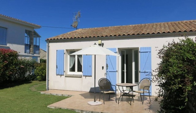 Lavender Cottage is a one bedroom gîte with private terrace and garden