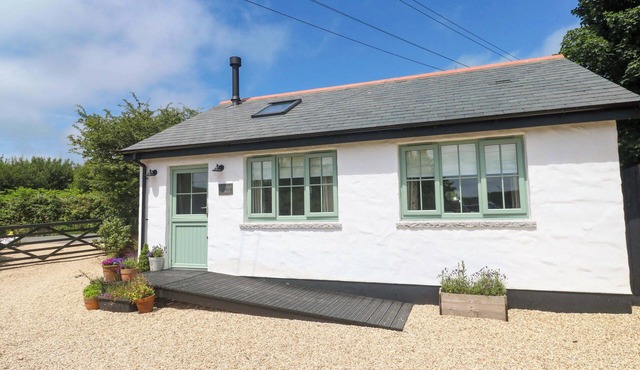 LAVENDER COTTAGE, pet friendly, character holiday cottage in Helston