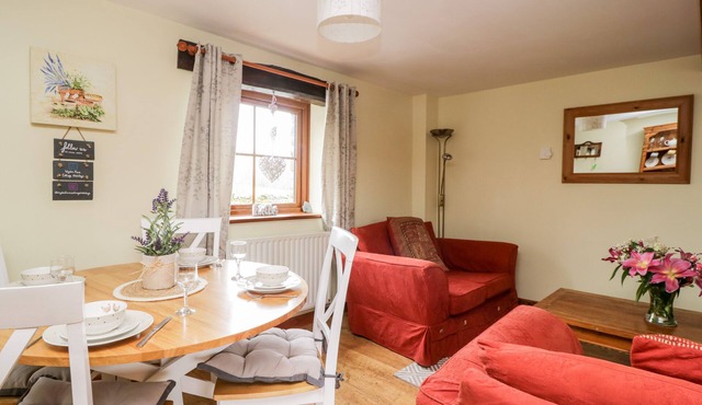 LAVENDER COTTAGE, pet friendly, with a garden in Penruddock