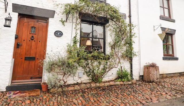 LAVENDER COTTAGE, pet friendly, with open fire in Churchtown