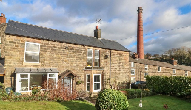 LAVENDER COTTAGE, pet friendly, character holiday cottage in Duffield