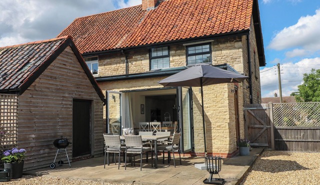 LAVENDER COTTAGE, pet friendly, character holiday cottage in Stamford