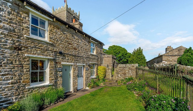 LAVENDER COTTAGE, pet friendly, character holiday cottage in Askrigg