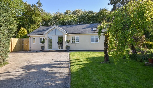 LAVENDER COTTAGE, pet friendly, with open fire in Market Weighton