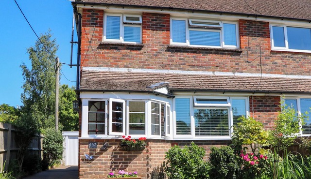 LAVENDER COTTAGE, pet friendly, with a garden in Hailsham