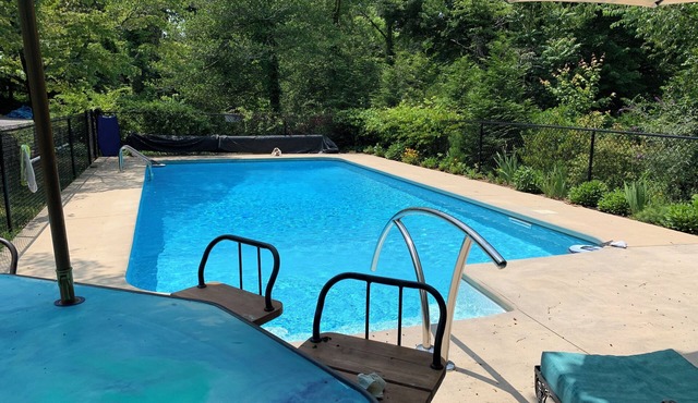 Lavender Hill has a Saltwater Pool, walkable to town & Private patio entrance