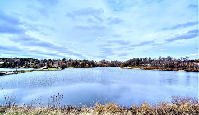 Lavender Hill Lake House- Stunning Views +Walk to Shops +Near Dunes & Pentwater