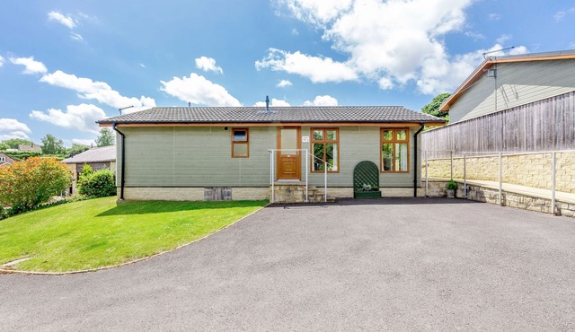 LAVENDER LODGE, pet friendly, with a garden in Charlton Horethorne