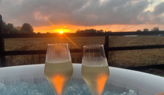 Lavender Lodge - Pool and Hot Tub with sunset views over open fields & Fast WiFi