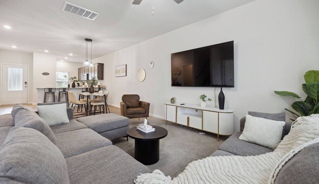 Lavida, Luxury 6BRM, Sleeps 15, Backyard, Dallas TX