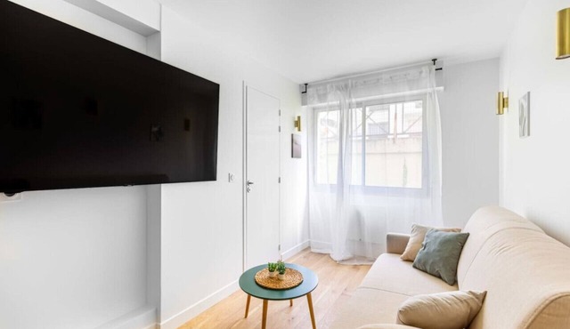 Lavie Maison: Equipped Studio, Chartrons