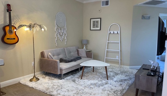 Lavish 2bed apt w/great location/GYM/fully stocked