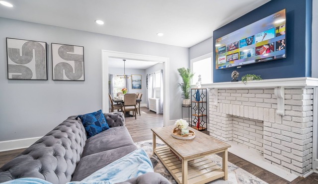 Lavish 3 Bedroom 1 Bath house-10 minutes to EWR/FREE parking for multiple cars.