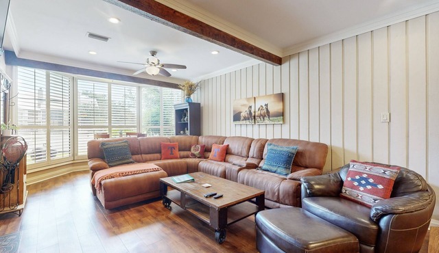 Lavish All-Suite w/Tennis Courts: Near Pool, Golf