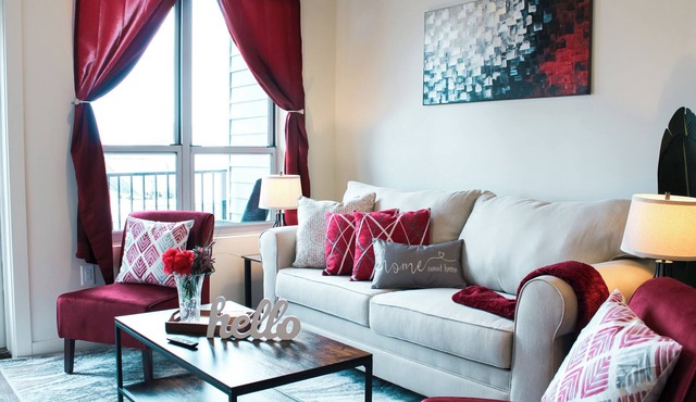 Lavish Apartment in the Heart of Downtown! Pool, Gym, King Bed, Coffee Bar!