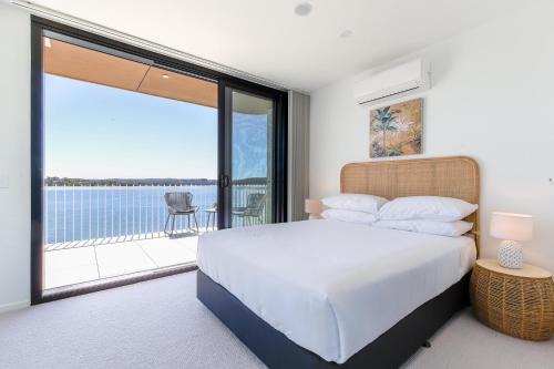 Lavish Coastal 2-Bed with Stunning Ocean Views