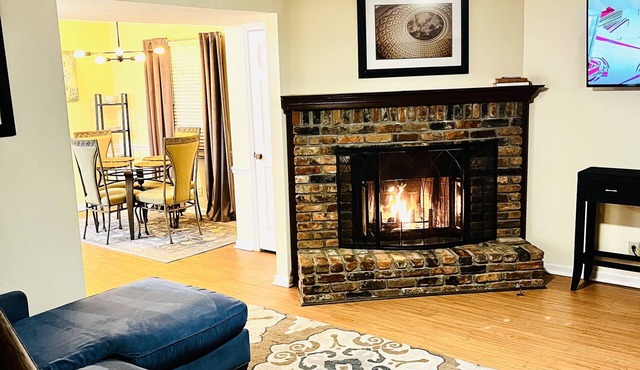 LAVISH CONDO-BIG HOUSE MUSEUM, IDLE HR GOLF, WESLEYAN COLLEGE, MERCER UNIVERSITY