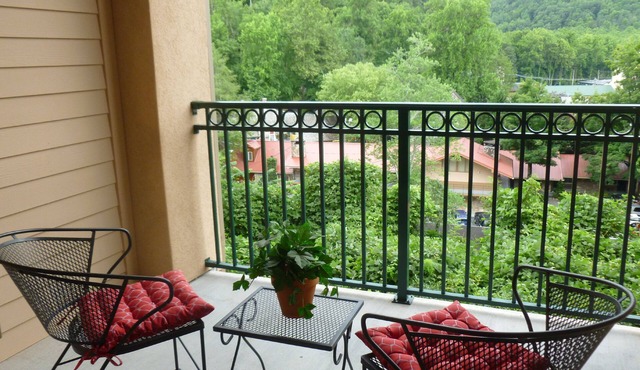 Lavish Condo on the Parkway!
