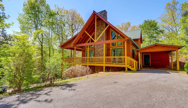 Lavish Hiawassee Cabin - Great for Families!