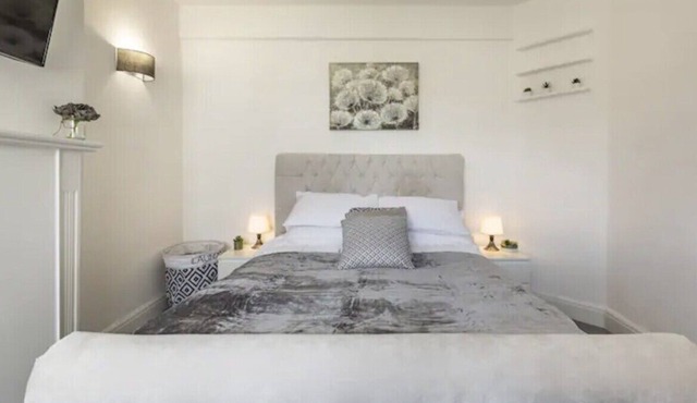 Lavish Hornchurch High-Street Apartment w/ Terrace